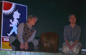 Anne som Nils Karlsson Pyssling med Bertil och gigantisk köttbulle.