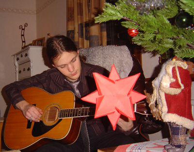 Emil spelar till julsångerna